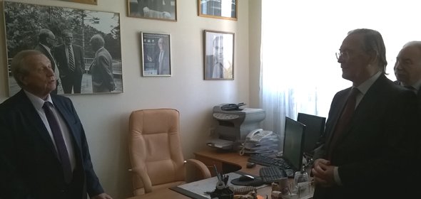 В мемориальном кабинете академика Кадышевского