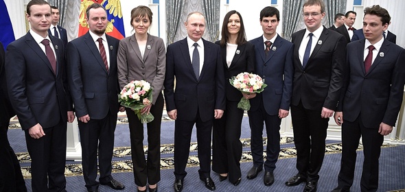Российские молодые ученые-лауреаты Президентской премии: фото на память с Владимиром Путиным в Кремле