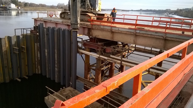 По прямоугольному контуру в почву забиваются стальные шпунты, чтобы отгородить сплошной непроницаемой стеной технологическую площадку возведения опор (ростверк) от воды в русловой части моста.