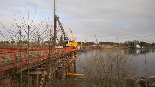 Для работы на русловых опорах с обоих берегов сооружены временные мосты.