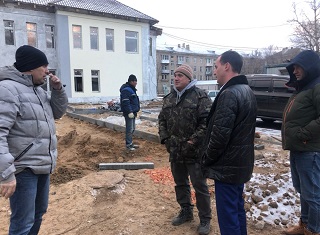 Депутат Мособлдумы Александр Орлов проводит инспекцию на месте ремонта