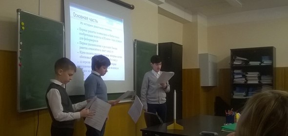 Ваня Шилов, Миша Чередеев и Паша Топчубаев рассказывают жюри, как делали ракету, что стоит на столе