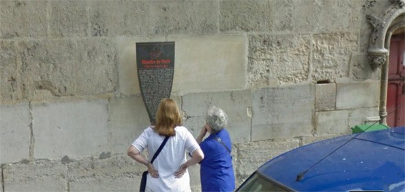 Этот информационный стенд в форме средневекового щита стоит в Париже у входа в музей Клюни - музей средневековой истории столицы Франции. 