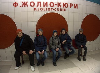 Фото c сайта ОИЯИ. Участники олимпиады на станции метро на ул. Жолио-Кюри в Софии